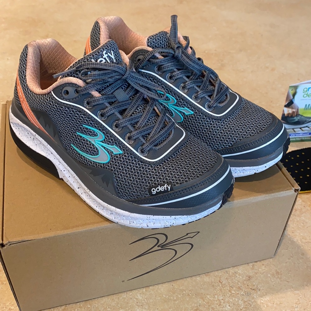 Gdefy sneakers size 7